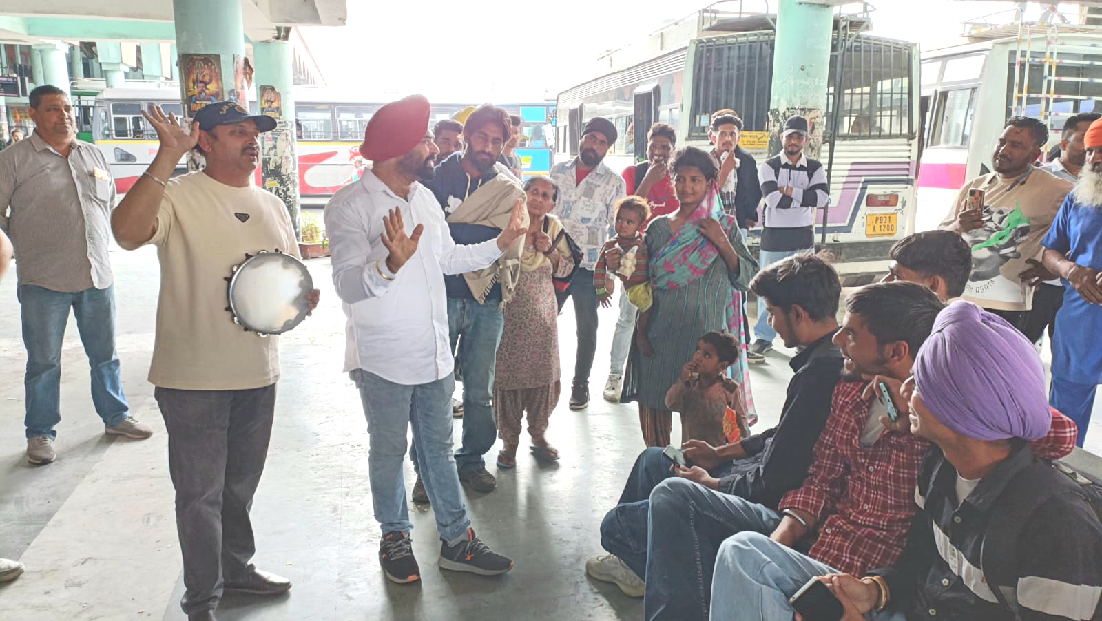 मतदाताओं को जागरूक करने का अनोखा प्रयास, बसों में डफली बजाकर मतदाताओं को किया जागरूक